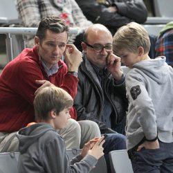 Iñaki Urdangarín con sus hijos Pablo y Miguel en un partido de balonmano