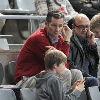 Iñaki Urdangarín con sus hijos Pablo y Miguel en un partido de balonmano