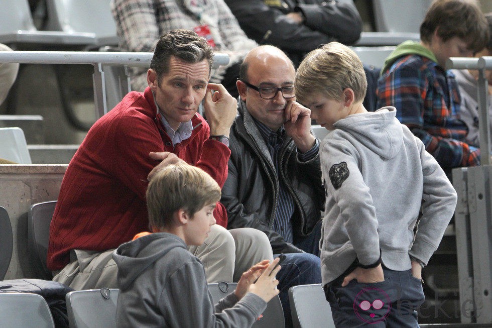 Iñaki Urdangarín con sus hijos Pablo y Miguel en un partido de balonmano