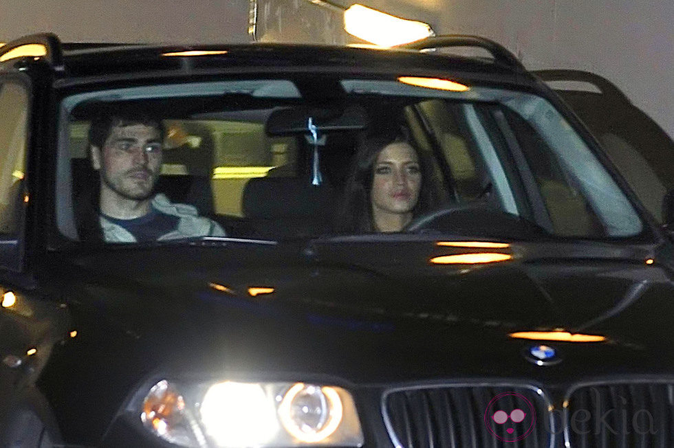 Iker Casillas y Sara Carbonero a la salida de un hospital madrileño