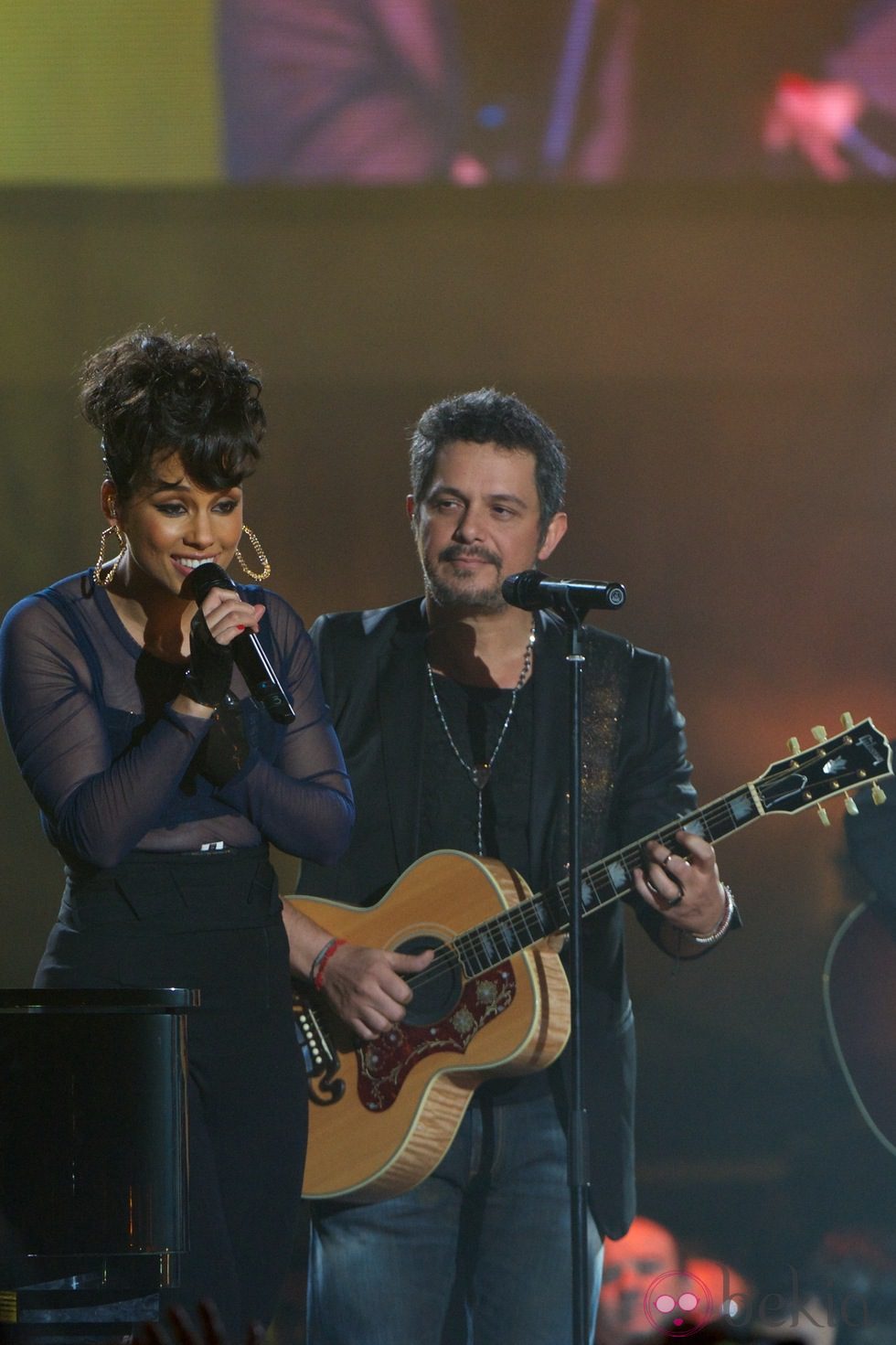 Alicia Keys y Alejandro Sanz actuando en los Premios 40 Principales 2012