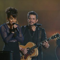 Alicia Keys y Alejandro Sanz actuando en los Premios 40 Principales 2012