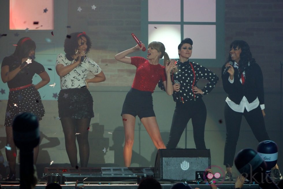 Taylor Swift durante su actuación en los Premios 40 Principales 2012