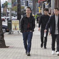 Los Jonas Brothers durante una jornada de compras