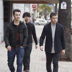 Nick Jonas, Joe Jonas y Kevin Jonas dando un pequeño paseo juntos