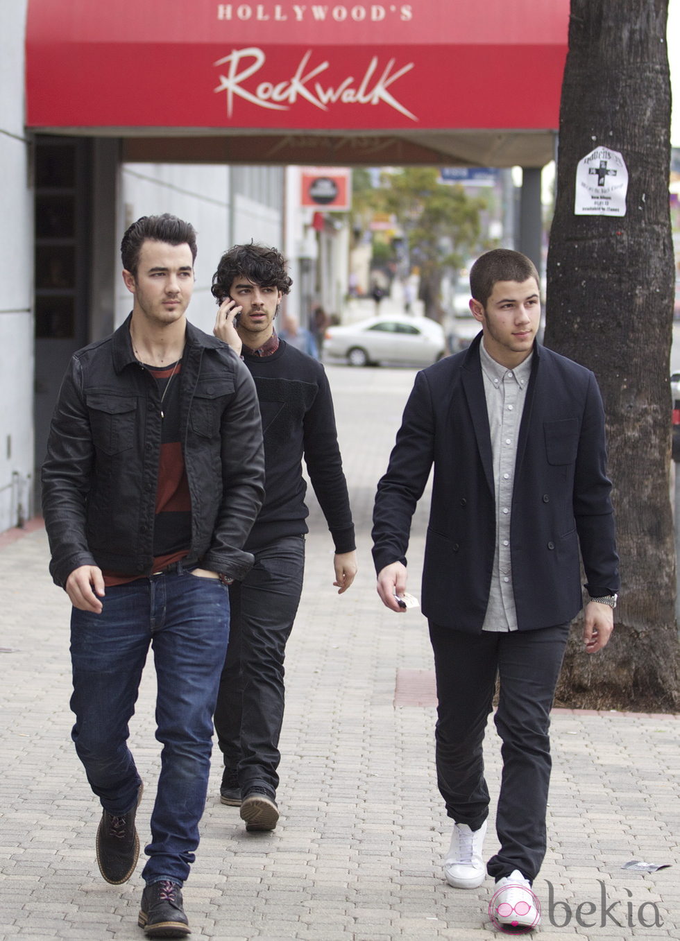 Nick Jonas, Joe Jonas y Kevin Jonas dando un pequeño paseo juntos