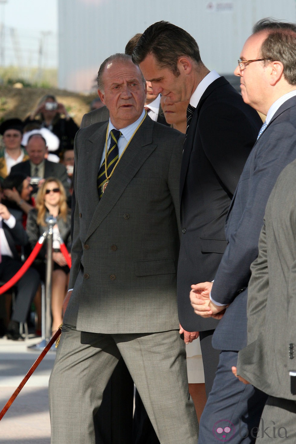 El Rey Juan Carlos hablando con Iñaki Urdangarín en 2008