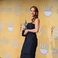 Jennifer Lawrence con su premio en los Screen Actors Guild Awards 2013