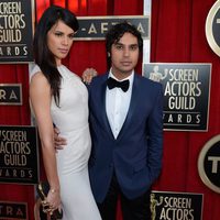 Kunal Nayyar y Neha Kapur en los Screen Actors Guild Awards 2013