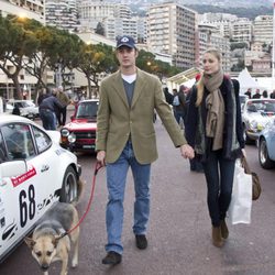 Pierre Casiraghi y Beatrice Borromeo paseando cogidos de la mano por Monte-Carlo