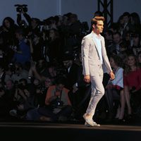 Jon Kortajarena desfilando con la colección primavera/verano 2013 de Mango en la 080 Barcelona Fashion