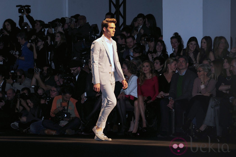 Jon Kortajarena desfilando con la colección primavera/verano 2013 de Mango en la 080 Barcelona Fashion