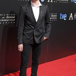 Paco Léon en la entrada de la cena de los nominados a los Goya 2013