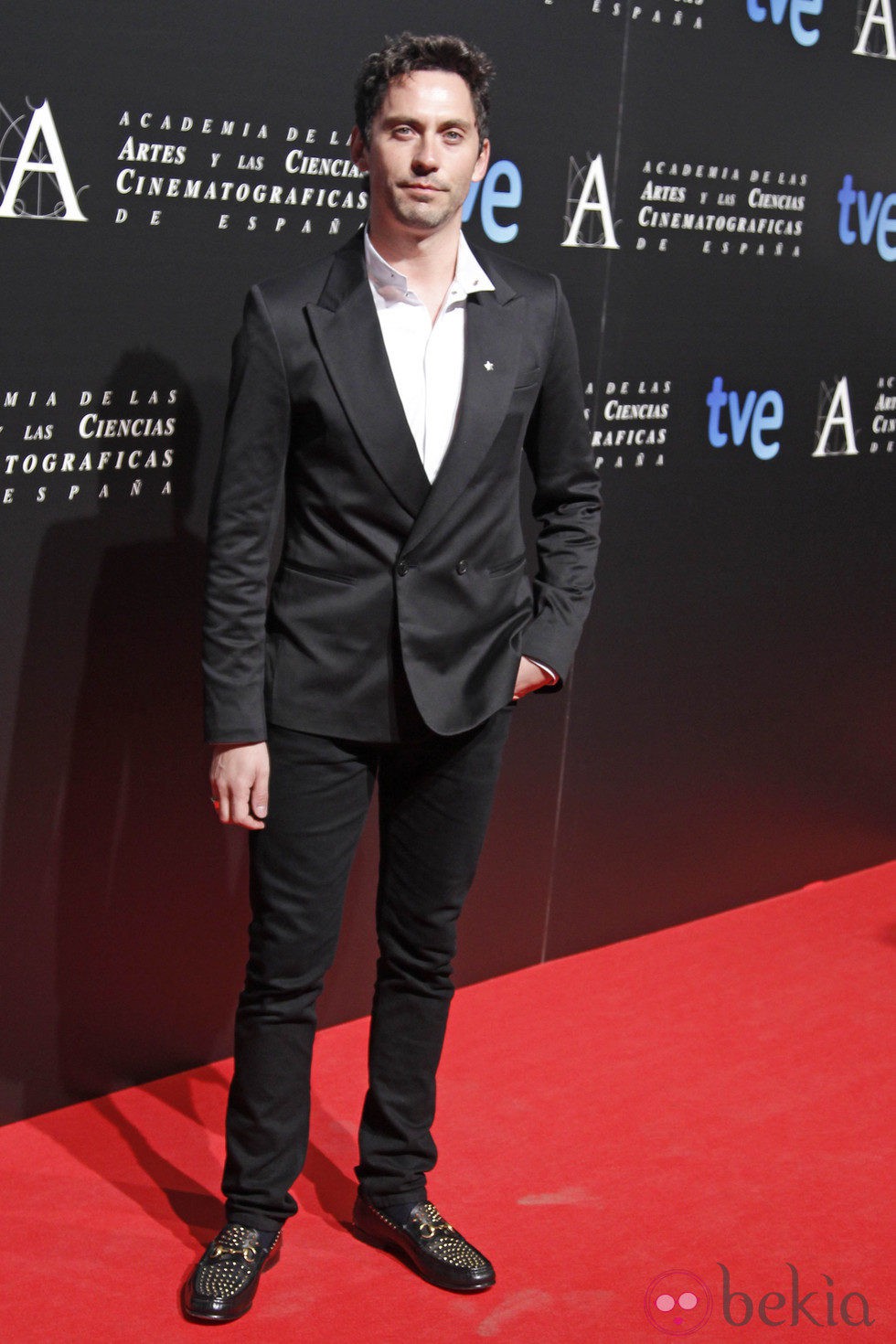 Paco Léon en la entrada de la cena de los nominados a los Goya 2013