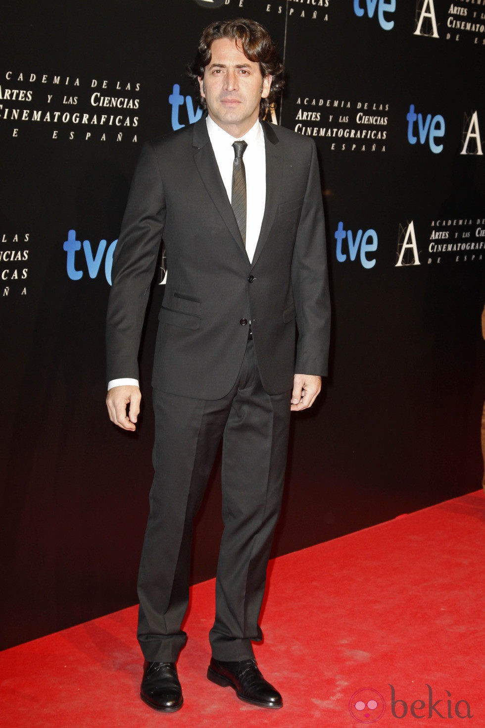 Antonio Garrido en la entrada de la cena de los nominados a los Goya 2013