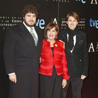 Concha Velasco y sus hijos en la entrada de la cena de los nominados a los Goya 2013