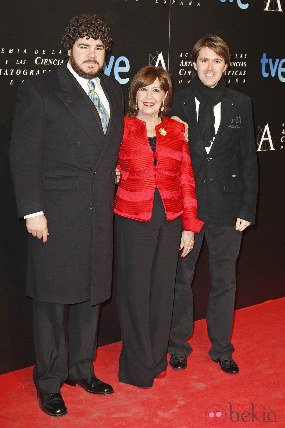 Concha Velasco y sus hijos en la entrada de la cena de los nominados a los Goya 2013