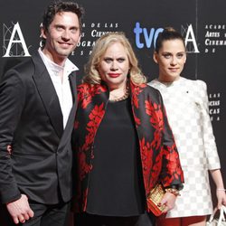 Paco León, Carmina Barrios y María León en la entrada de la cena de los nominados a los Goya 2013