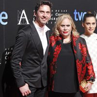 Paco León, Carmina Barrios y María León en la entrada de la cena de los nominados a los Goya 2013