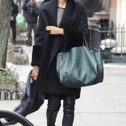 Irina Shayk paseando por Nueva York con un look muy natural