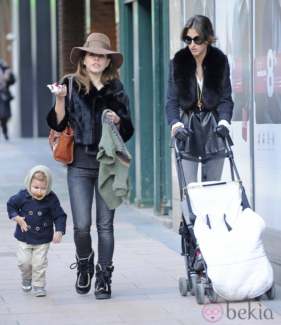 Inés Domecq con su hija Sol por las calles de Madrid