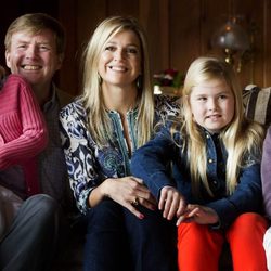 Guillermo y Máxima de Holanda con sus tres hijas