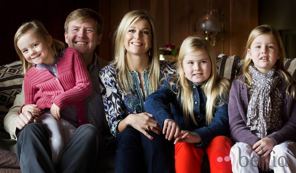 Guillermo y Máxima de Holanda con sus tres hijas