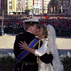 Guillermo y Máxima de Holanda besándose el día de su boda