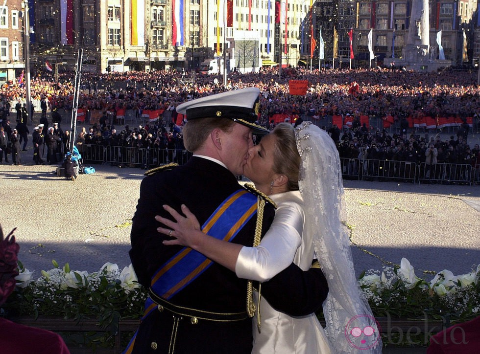 Guillermo y Máxima de Holanda besándose el día de su boda