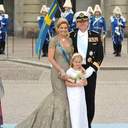 Guillermo y Máxima de Holanda con la Princesa Amalia en la boda de Victoria de Suecia