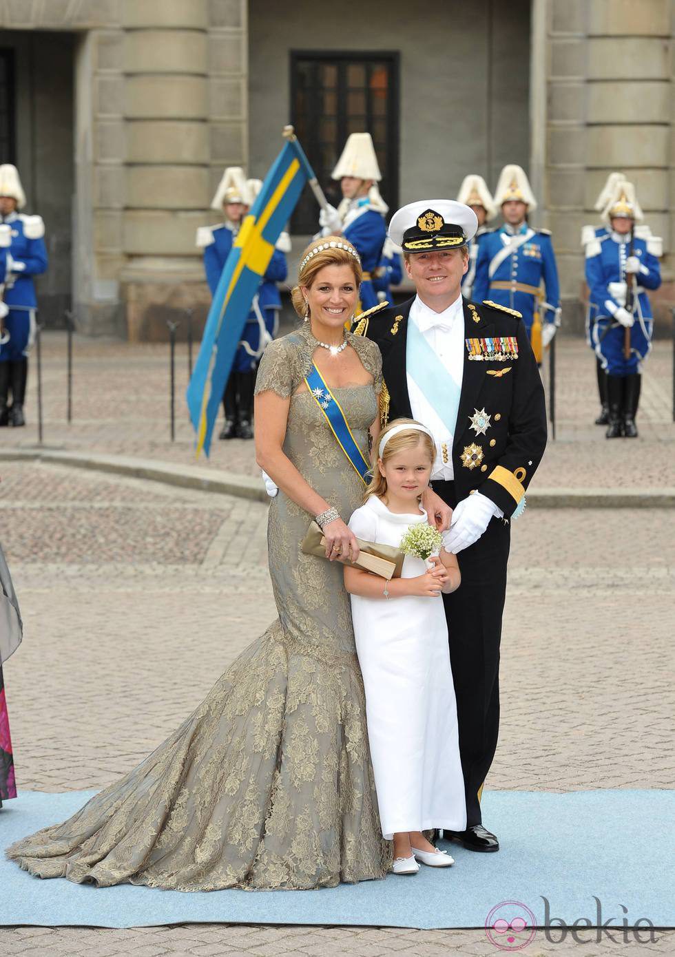 Guillermo y Máxima de Holanda con la Princesa Amalia en la boda de Victoria de Suecia