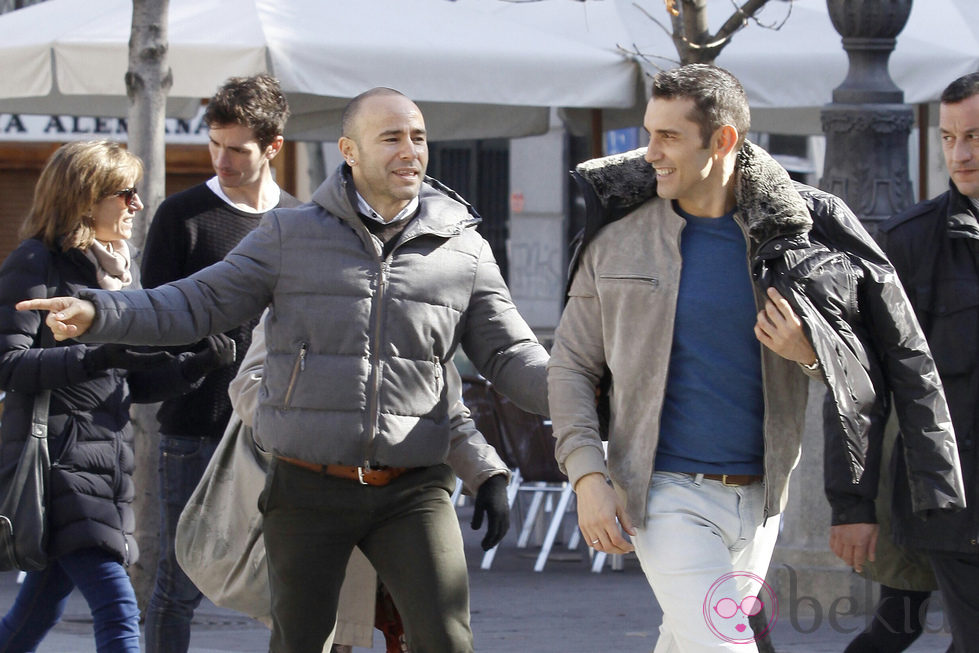 Jesús Vázquez y Roberto Cortés paseando por Madrid