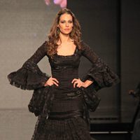 Eva González desfilando en el Salón Internacional de la Moda Flamenca 2013