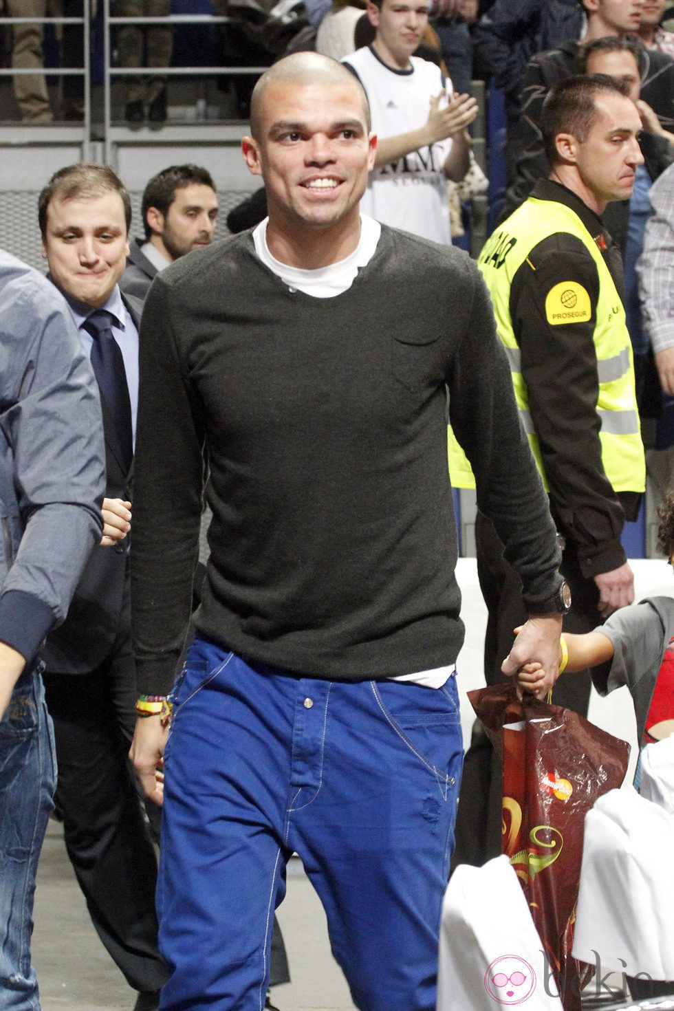 El futbolista Pepe viendo un partido de baloncesto del Real Madrid