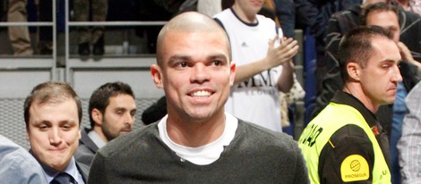 El futbolista Pepe viendo un partido de baloncesto del Real Madrid