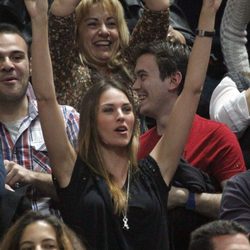 Helen Lindes animando a su novio en un partido de baloncesto