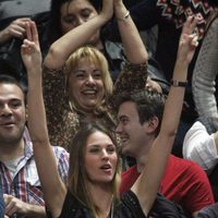 Helen Lindes animando a su novio en un partido de baloncesto