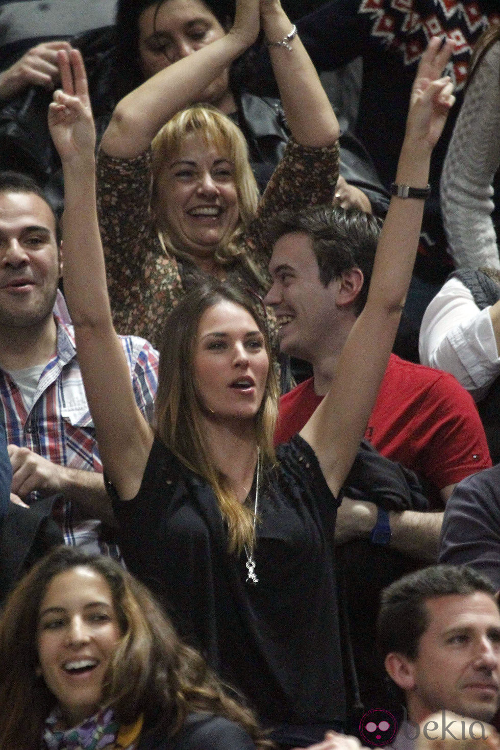 Helen Lindes animando a su novio en un partido de baloncesto