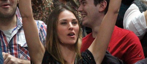 Helen Lindes animando a su novio en un partido de baloncesto