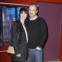 Maribel Verdú y Pedro Larrañaga en el estreno de la obra de teatro 'Hermanas'