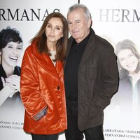 Ana Belén y Víctor Manuel en el estreno de la obra de teatro 'Hermanas'