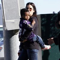 Sandra Bullock y su hijo Louis en la Super Bowl 2013