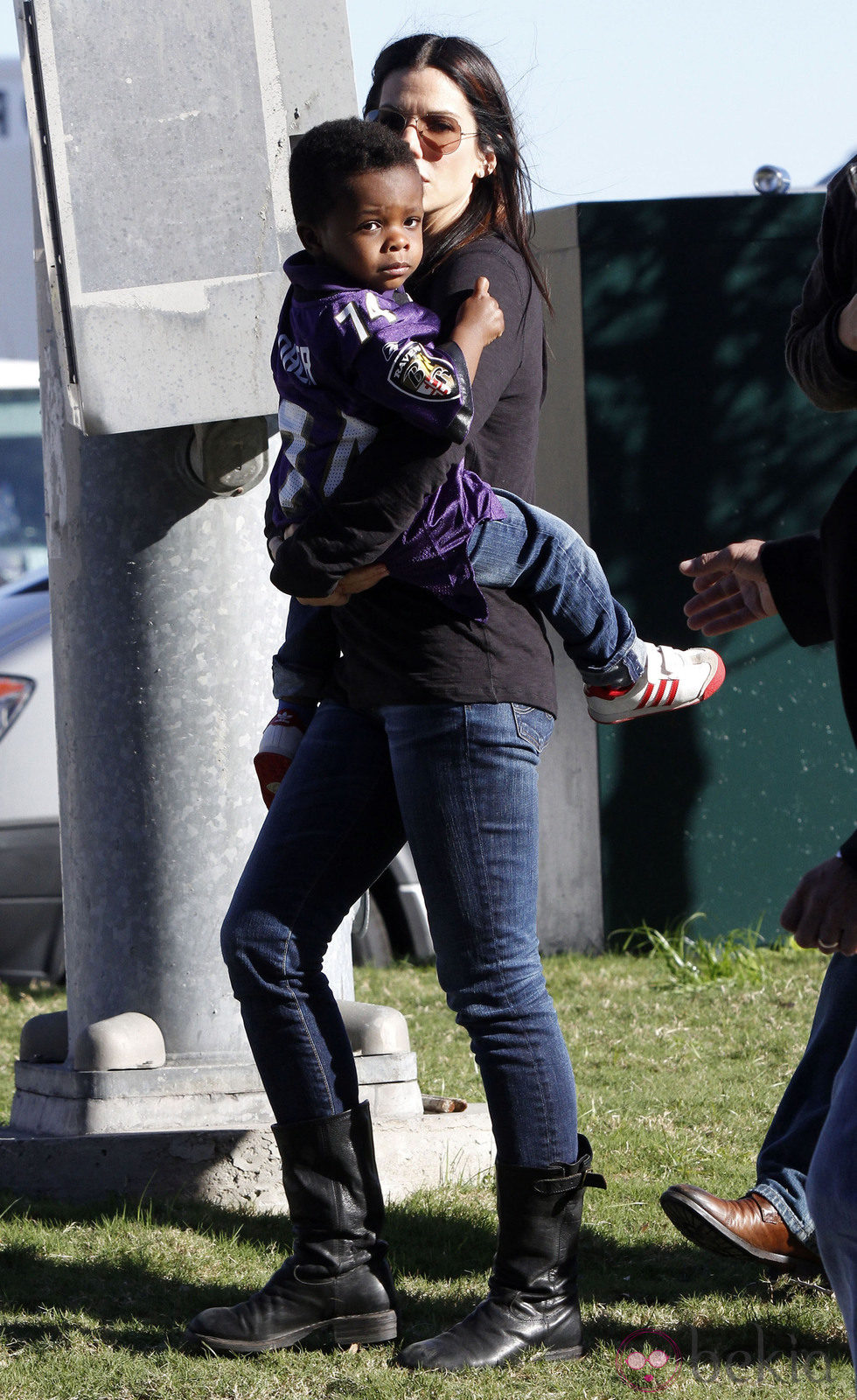 Sandra Bullock y su hijo Louis en la Super Bowl 2013