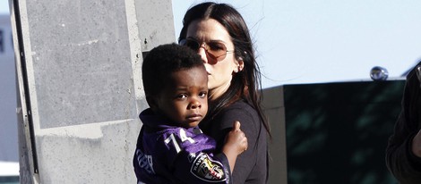 Sandra Bullock y su hijo Louis en la Super Bowl 2013