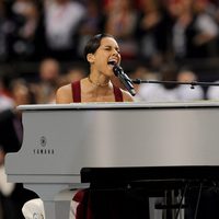 Alicia Keys durante su actuación en la Super Bowl 2013