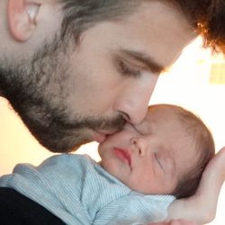 Primera foto de Milan Piqué Mebarak junto a su padre Gerard Piqué