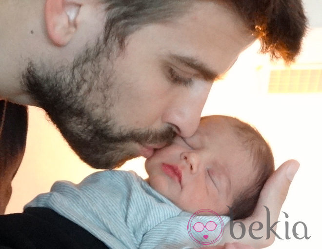 Primera foto de Milan Piqué Mebarak junto a su padre Gerard Piqué