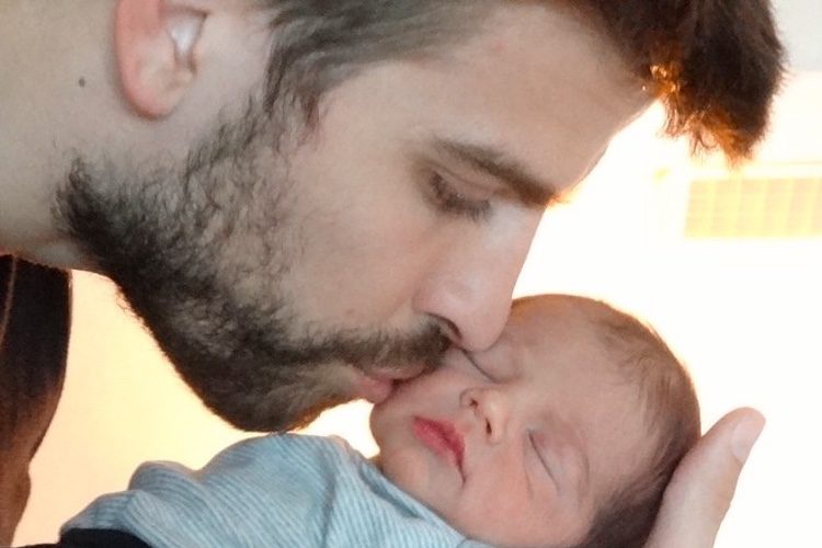 Primera foto de Milan Piqué Mebarak junto a su padre Gerard Piqué