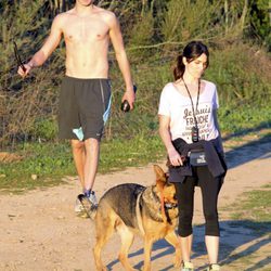 Nikki Reed pasea por Hollywood Hills junto a su hermano con el torso desnudo