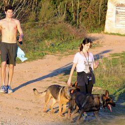 Nikki Reed con su hermano Nathan en Hollywood Hills